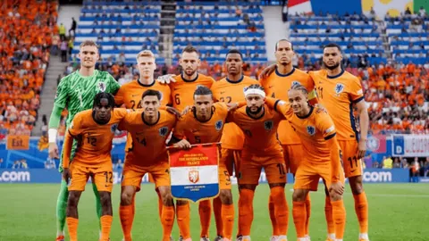 利兹联挑战顶尖强敌，对手领跑积分榜巅峰！深度剖析顶级较量！