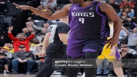 首人再创辉煌！39分10助10板，三双传奇再续篇章！