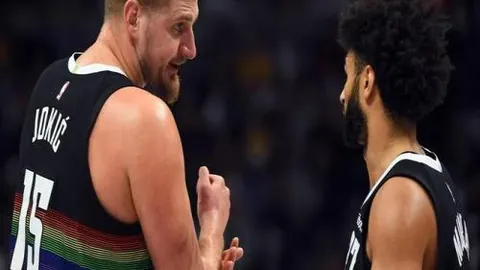 贝利葬礼惊现荒诞瞬间：FIFA主席凡蒂诺自拍照片引发争议与指责