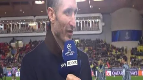 詹姆斯31+10库瑞38分，湖人险胜逆转，里夫斯绝杀锁定胜局