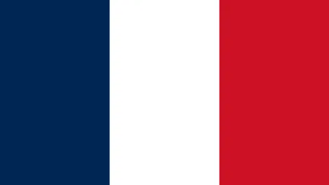 对手拉抱不断，比克斯塔夫赞誉球员坚韧斗志